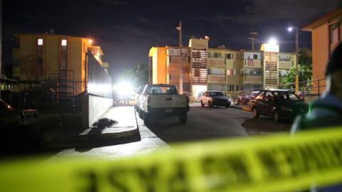 Los gatilleros llegaron a eso de las 6:46 p.m. del lunes al residencial Ramos Antonini en dos guaguas blancas y comenzaron a disparar con rifles en la plazoleta que ubica entre los edificios 29 y 30.