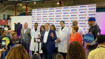 Raúl “El Gordo” De Molina, junto a médicos de la red SOMOS,  habla durante el lanzamiento de la aplicación. /foto: somos