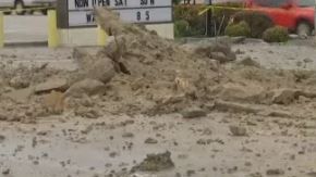 El hueco que de dejo el rayo en el concreto quedó como evidencia.