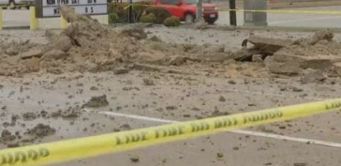 El hueco que de dejo el rayo en el concreto quedó como evidencia.