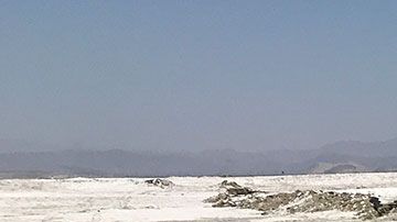 Un camión móvil del USGS escanea la ruptura de la superficie causada por el sismo en Ridgecrest.