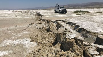 Un camión móvil del USGS escanea la ruptura de la superficie causada por el sismo en Ridgecrest.