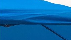 El concejal Jimmy Van Bramer durante la demostración en el Diversity Plaza en Jackson Heights.