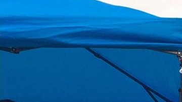 El concejal Jimmy Van Bramer durante la demostración en el Diversity Plaza en Jackson Heights.