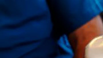 El rollo de canela está cubierto de un espeso y dulce glaseado.