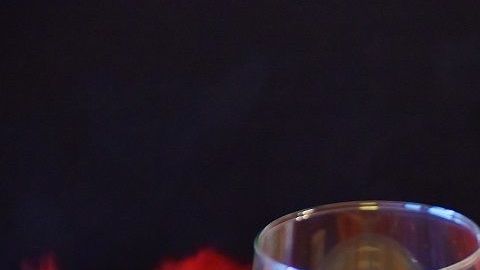 Los ingredientes principales del rompope además del licor, son la leche y los huevos.