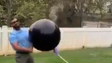 Por más que querían reventar el globo no pudieron.