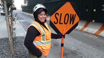 La dominicana Shirley Flores trabaja en un proyecto de construcción en Queens.