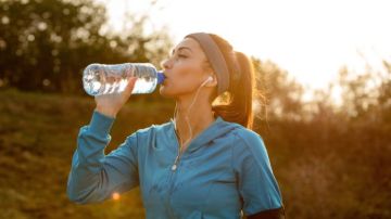 Una de las formas de mantenerte saludable es a través de la hidratación, también es un gran remedio para eliminar toxinas, bajar de peso y cuidar la salud cardiovascular.