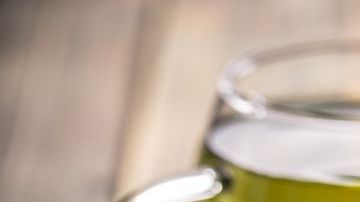 El consumo diario de té verde es un poderoso aliado contra la diabetes, ya que actúa controlando los niveles de insulina en la sangre, además evita que la grasa se aloje en las células y reduce la grasa corporal.