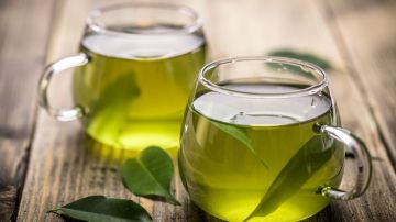 El consumo diario de té verde es un poderoso aliado contra la diabetes, ya que actúa controlando los niveles de insulina en la sangre, además evita que la grasa se aloje en las células y reduce la grasa corporal.