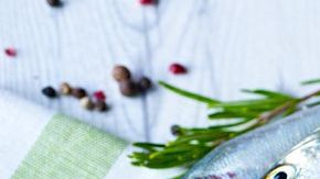 El alto contenido de ácidos de Omega 3 que contiene el aceite de pescado, ayuda a reducir el riesgo de sufrir un derrame cerebral entre los que destacan: colesterol alto, presión arterial alta, la diabetes y la aterosclerosis.