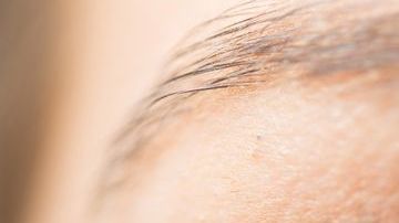 Preparar de manera casera e higiénica compresas con concentrados de hierbas naturales, es un gran aliado para combatir la inflamación y secreciones oculares.