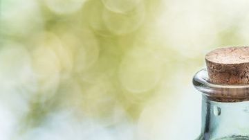 Al aceite de olivo también se le llama oro líquido y es que sus beneficios para la salud son inmensos; destaca por su extraordinario aporte en grasas saludables indispensables para el funcionamiento del organismo.