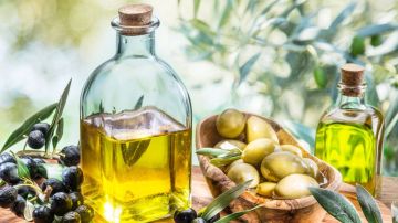 Al aceite de olivo también se le llama oro líquido y es que sus beneficios para la salud son inmensos; destaca por su extraordinario aporte en grasas saludables indispensables para el funcionamiento del organismo.