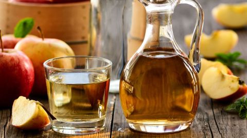 Los beneficios del vinagre de manzana para la salud son inmensos, es un excelente depurador del organismo, un poderoso remedio para la acidez estomacal, combate los problemas de circulación y es de lo más eficaz para perder peso.
