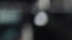 Simone Biles en medio del giro que hizo antes de lanzar a primera bola.