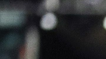Simone Biles en medio del giro que hizo antes de lanzar a primera bola.