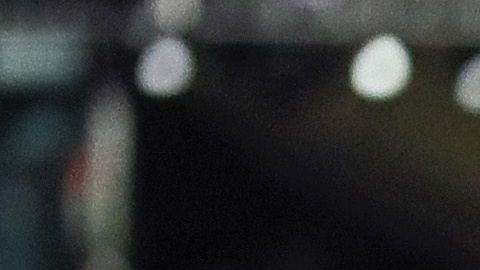 Simone Biles en medio del giro que hizo antes de lanzar a primera bola.