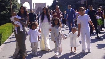Kim Kardashian junto a sus hijos.