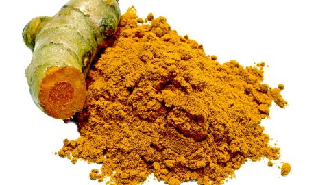 La cúrcuma es una poderosa planta digestiva, recomendada para digerir mejor los alimentos. Su consumo esta recomendado en casos de dispepsias, indigestiones y gases.