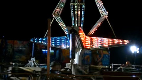 El Super Sizzler hace girar a los usuarios en canastas sujetas a brazos mecánicos.