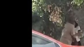 La pequeña se limpia la cara luego de que el hombre le da el beso.