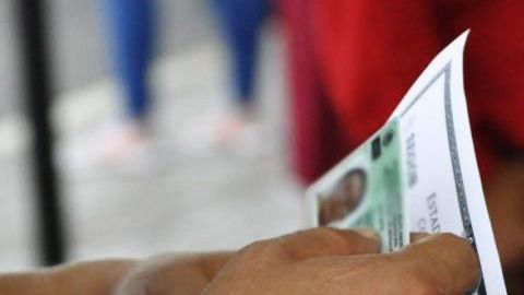 Entrega de tarjetas de Visitante por Razones Humanitarias.