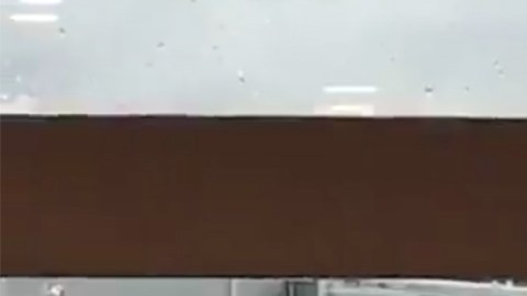 Cuerpos de emergencia en la pista del aeropuerto Midway.