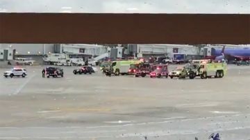 Cuerpos de emergencia en la pista del aeropuerto Midway.