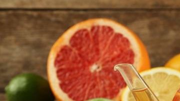 El limón es un gran aliado para combatir gripes, catarros e infecciones en la garganta, esto se debe a sus propiedades antibacterianas y antivirales.