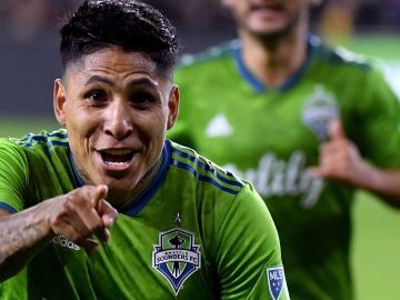 Vela y sus compañeros fueron frustrados por un recio aparato defensivo del equipo visitante, que enfrentará a Atlanta o Toronto.