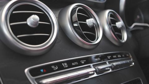 Un tanque de gas refrigerante para mantener tu AC óptimo cuesta menos de $50 en Autozone