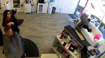 Captura del video en que se ve el momento exacto que le pasa encima a la clienta.