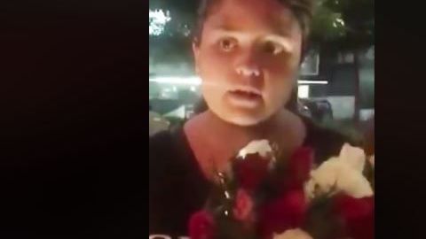 La cara de asombro de la vendedora de flores al descubrir su error.