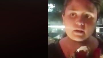 La cara de asombro de la vendedora de flores al descubrir su error.