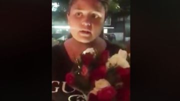 La cara de asombro de la vendedora de flores al descubrir su error.