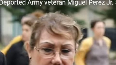 El veterano Miguel Pérez Jr. conversa con reporteros después de su vista con USCIS.