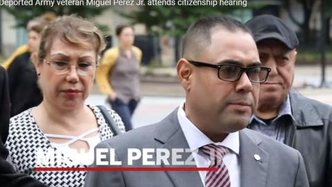 El veterano Miguel Pérez Jr. conversa con reporteros después de su vista con USCIS.