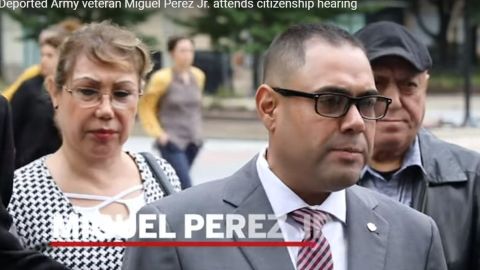 El veterano Miguel Pérez Jr. conversa con reporteros después de su vista con USCIS.