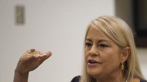 La gobernadora Wanda Vázquez y el director ejecutivo de la AEE, José Ortiz.