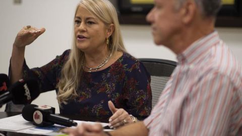 La gobernadora Wanda Vázquez y el director ejecutivo de la AEE, José Ortiz.