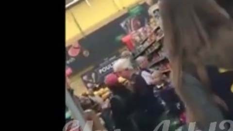 Una empleada intervino para separar a las féminas.