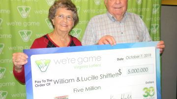 William Shifflett y su esposa posan con el premio que él no se creía.