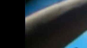 Una vez en el suelo, la policía aturdió al joven con la pistola eléctrica.