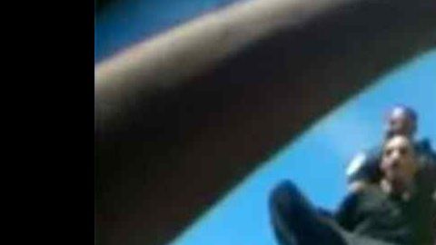 Una vez en el suelo, la policía aturdió al joven con la pistola eléctrica.