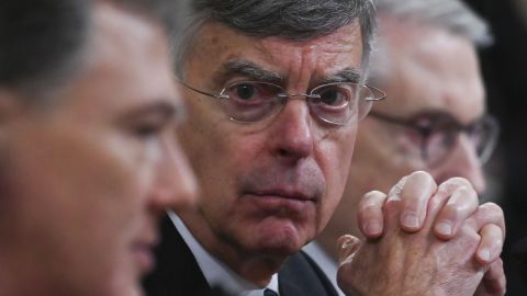 William Taylor (c) y George Kent (i) declararon en la audiencia pública.