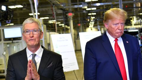 Tim Cook y Donald Trump en la fábrica de Apple en Texas.