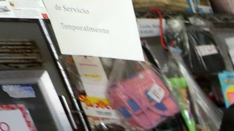 Gloria Flores y su hijo Sandro Flores son los propietarios de la panadería Coatzingo. (Aurelia Ventura/La Opinión)