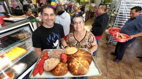 Gloria Flores y su hijo Sandro Flores son los propietarios de la panadería Coatzingo. (Aurelia Ventura/La Opinión)
